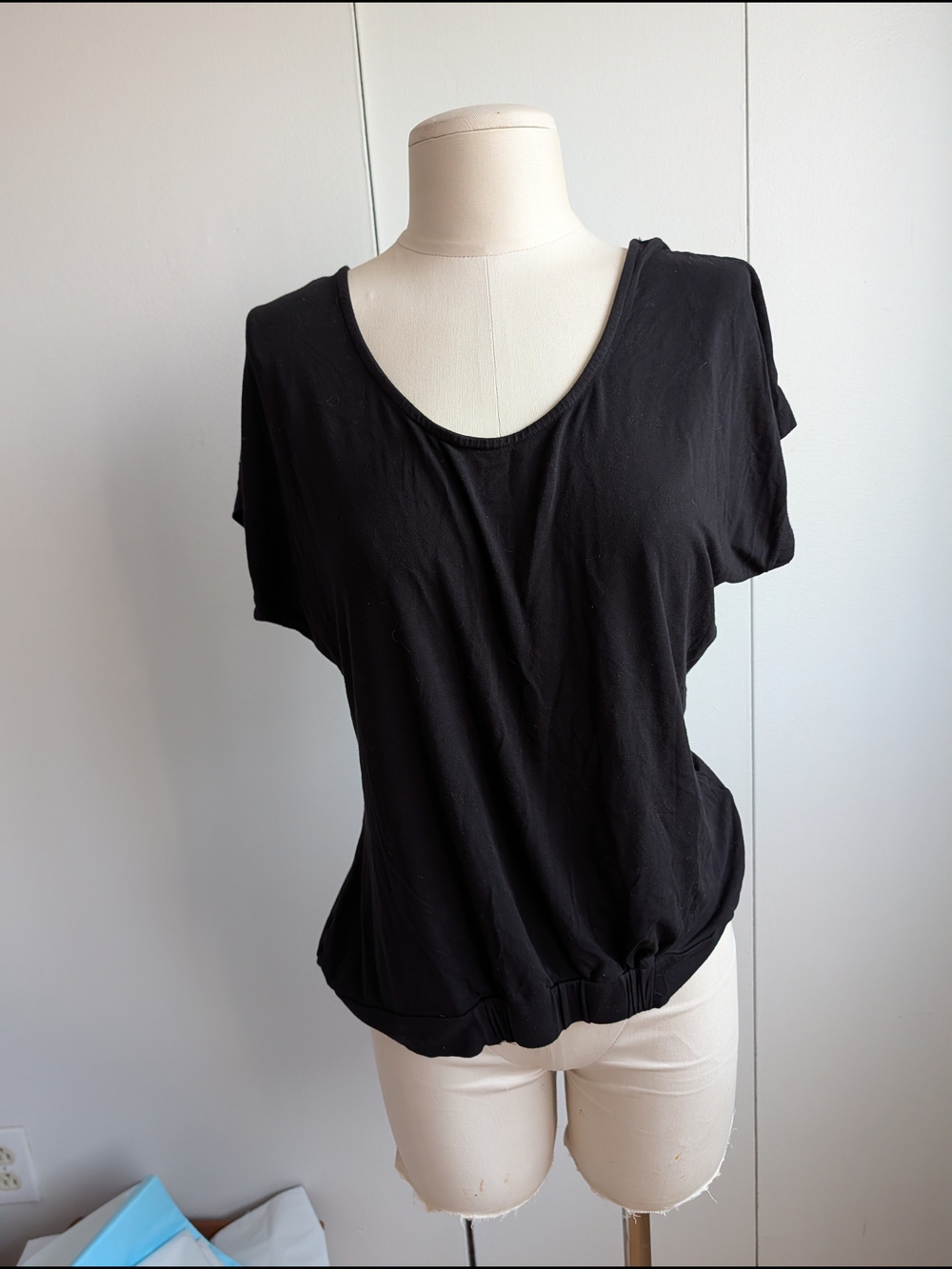 Relaxed Scoop Neck Short Sleeve Top in Black